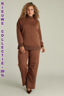 Yest Curve sweater Romeysa Essential