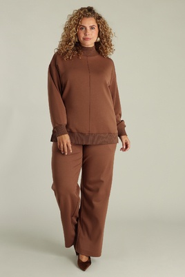 Yest Curve sweater Romeysa Essential